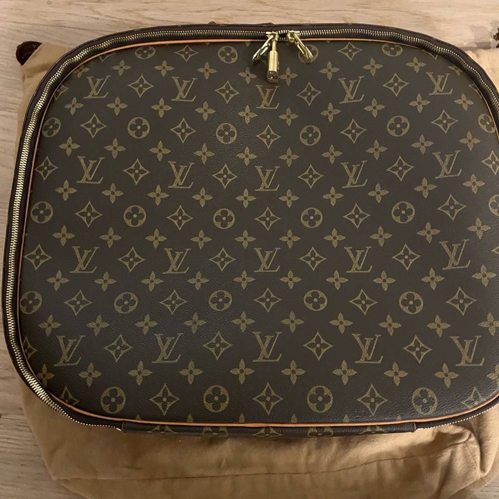 Louis Vuitton travel bag great condition, nothing like it out there